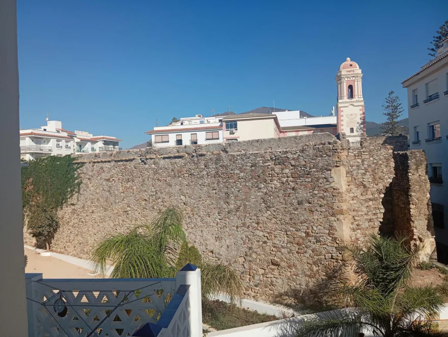 La muralla y la torre del casco antiguo de Estepona vistas desde una vivienda