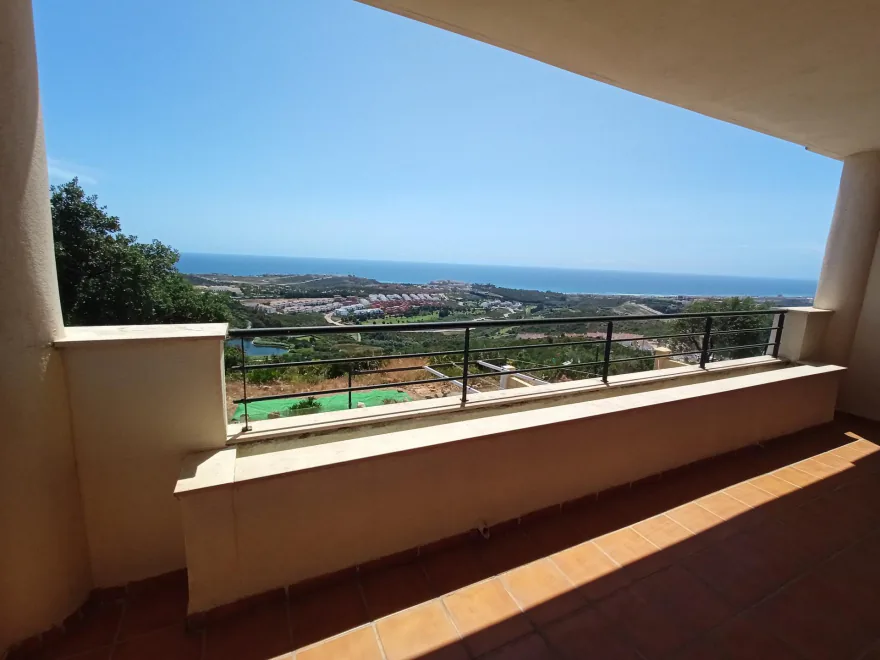 Balcón que enmarca el campo de golf y el mar de Casares desde Hacienda Casares
